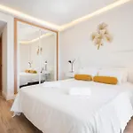 - Marina Banus, Puerto Banus, 2br Renovated, Pool & Parking