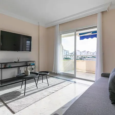 - Marina Banus, Puerto Banus, 2br Renovated, Pool & Parking Daire