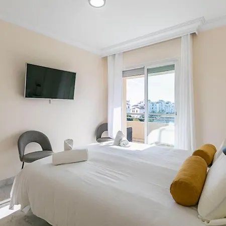 - Marina Banus, Puerto Banus, 2br Renovated, Pool & Parking Marbella