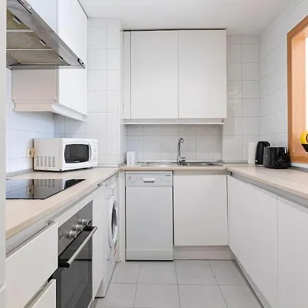 - Marina Banus, Puerto Banus, 2br Renovated, Pool & Parking Lejlighed