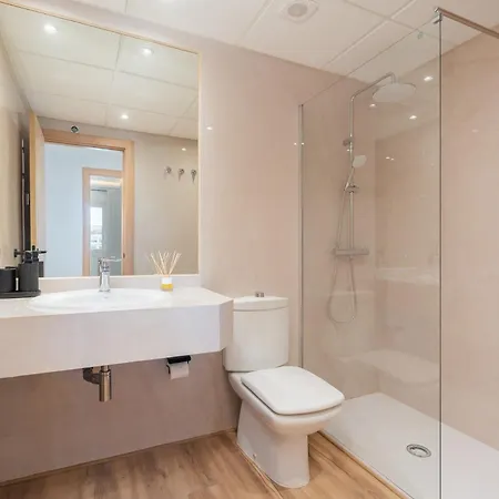 - Marina Banus, Puerto Banus, 2br Renovated, Pool & Parking Marbella