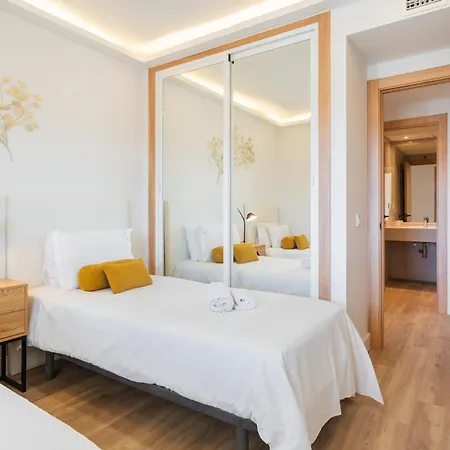 - Marina Banus, Puerto Banus, 2br Renovated, Pool & Parking *
