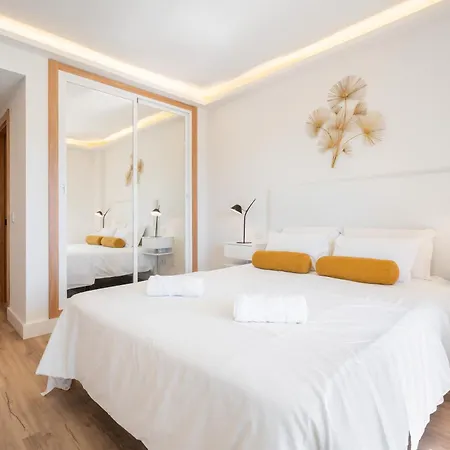 - Marina Banus, Puerto Banus, 2br Renovated, Pool & Parking