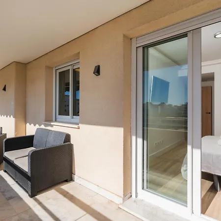 - Marina Banus, Puerto Banus, 2br Renovated, Pool & Parking