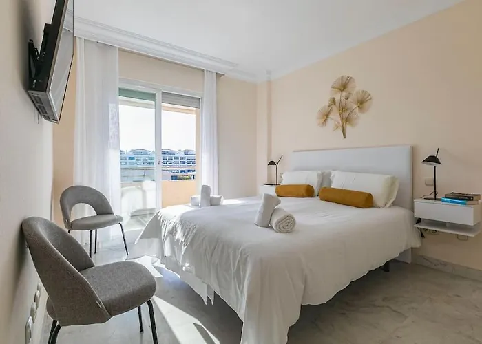- Marina Banus, Puerto Banus, 2br Renovated, Pool & Parking Apartament *