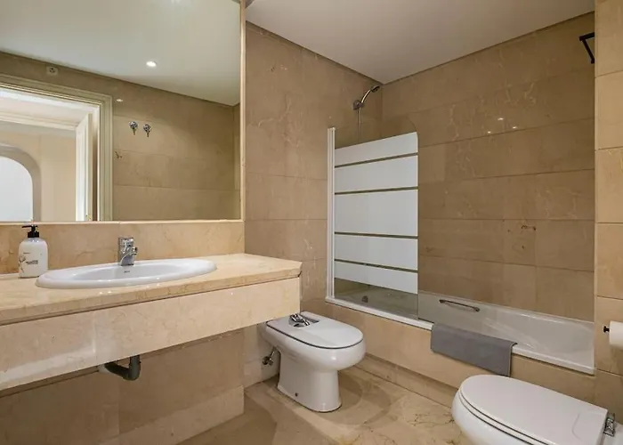 - Marina Banus, Puerto Banus, 2br Renovated, Pool & Parking Apartament