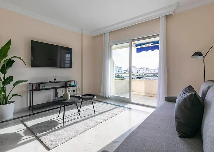 - Marina Banus, Puerto Banus, 2br Renovated, Pool & Parking Apartament