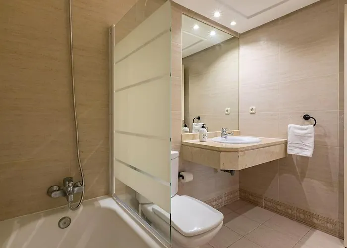 Apartament - Marina Banus, Puerto Banus, 2br Renovated, Pool & Parking