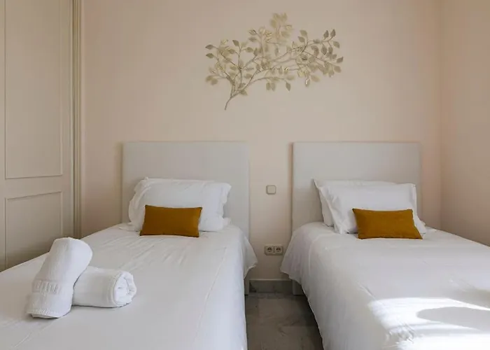 - Marina Banus, Puerto Banus, 2br Renovated, Pool & Parking Apartament Marbella