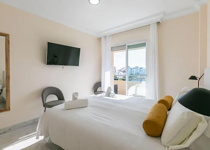 - Marina Banus, Puerto Banus, 2br Renovated, Pool & Parking Marbella