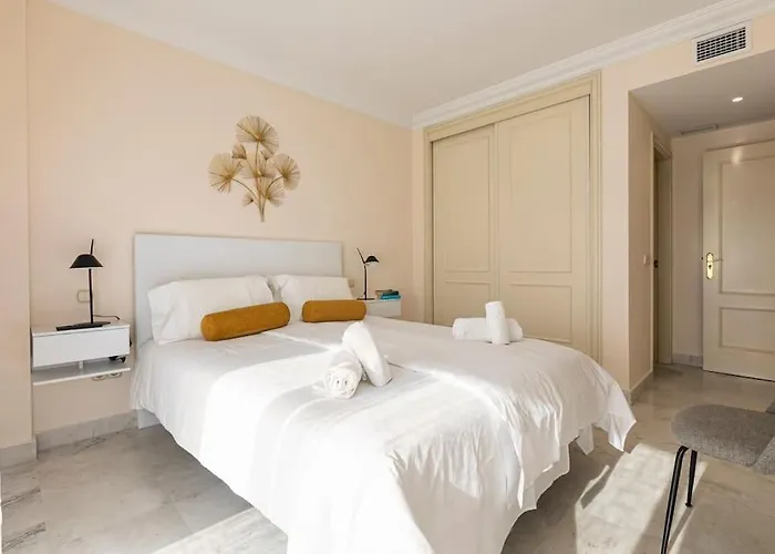 - Marina Banus, Puerto Banus, 2br Renovated, Pool & Parking