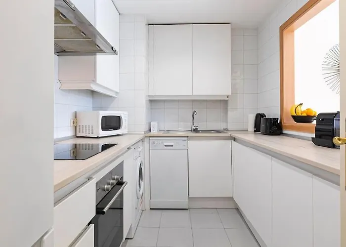 - Marina Banus, Puerto Banus, 2br Renovated, Pool & Parking Apartament