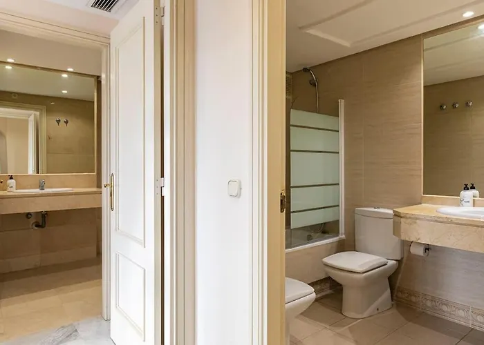 - Marina Banus, Puerto Banus, 2br Renovated, Pool & Parking *