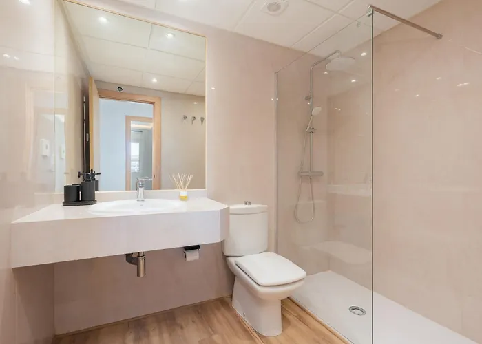 - Marina Banus, Puerto Banus, 2br Renovated, Pool & Parking Marbellac