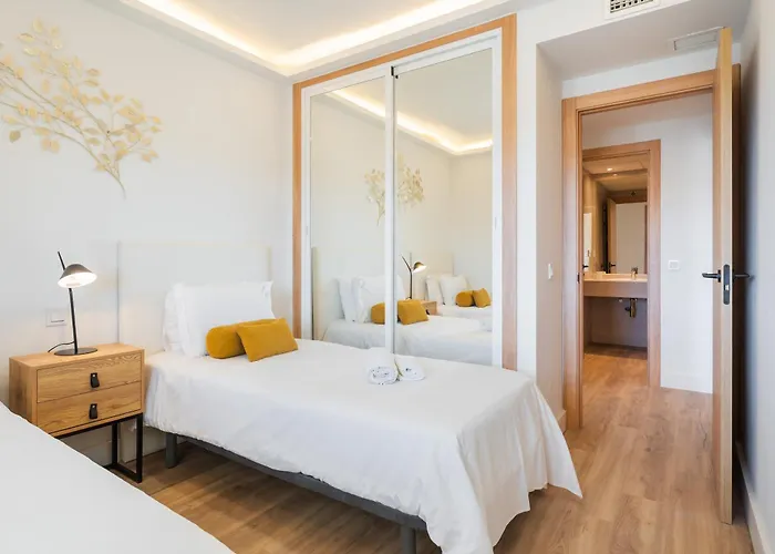 - Marina Banus, Puerto Banus, 2br Renovated, Pool & Parking *