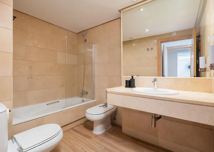 - Marina Banus, Puerto Banus, 2br Renovated, Pool & Parking Appartement *