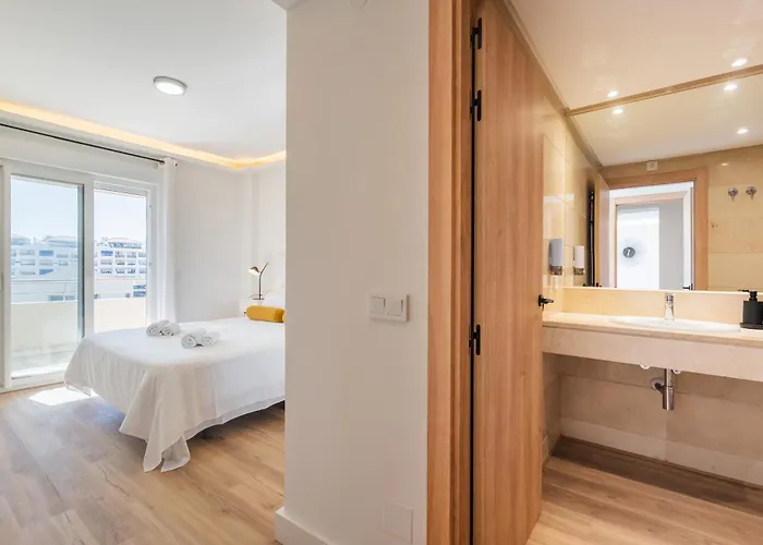 - Marina Banus, Puerto Banus, 2br Renovated, Pool & Parking * Marbellac