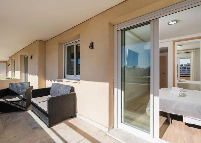 - Marina Banus, Puerto Banus, 2br Renovated, Pool & Parking
