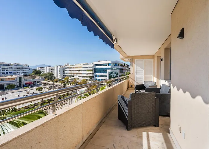 - Marina Banus, Puerto Banus, 2br Renovated, Pool & Parking Appartement Marbellac
