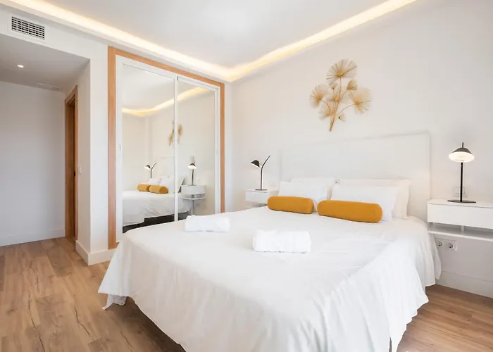 - Marina Banus, Puerto Banus, 2br Renovated, Pool & Parking