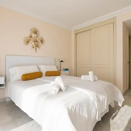 - Marina Banus, Puerto Banus, 2br Renovated, Pool & Parking