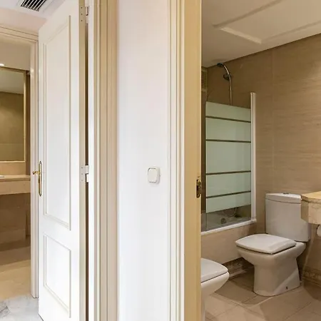 - Marina Banus, Puerto Banus, 2br Renovated, Pool & Parking *